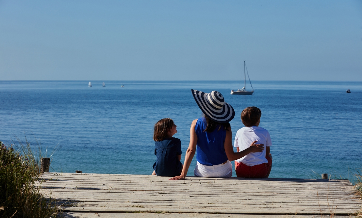 Famille face à l’océan Hôtel Suites Miramar La Cigale