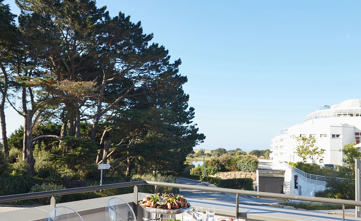 Family lunch in the apartment’s terrace at the residence La Cigale