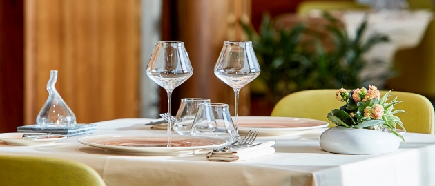 Table at Miramar La Cigale’s “Le Safran” Restaurant